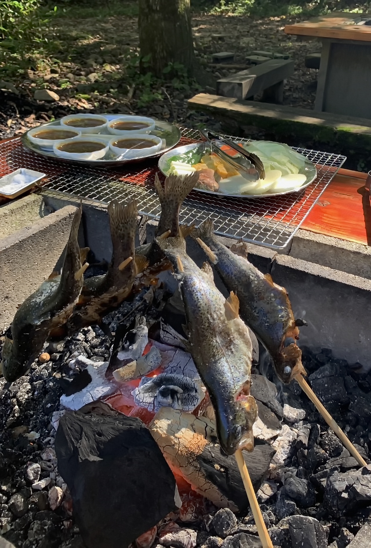 いろりも完備。釣つた魚を炭火焼きにして味わえる