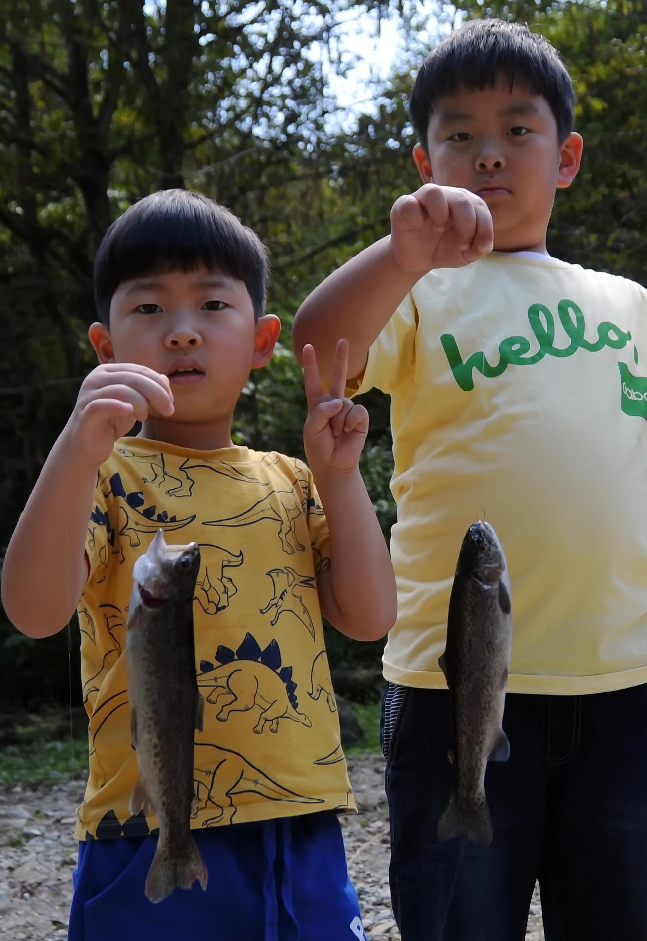 仙台市の宮島成君（右）と弟の旭君はニジマスを初ヒットして自慢顔