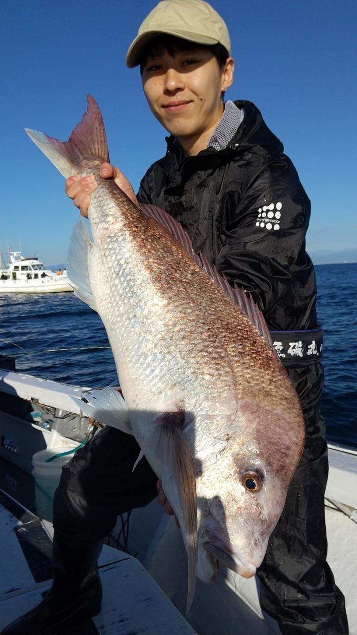 8キロの特大マダイを釣り上げた中川貴誠さん