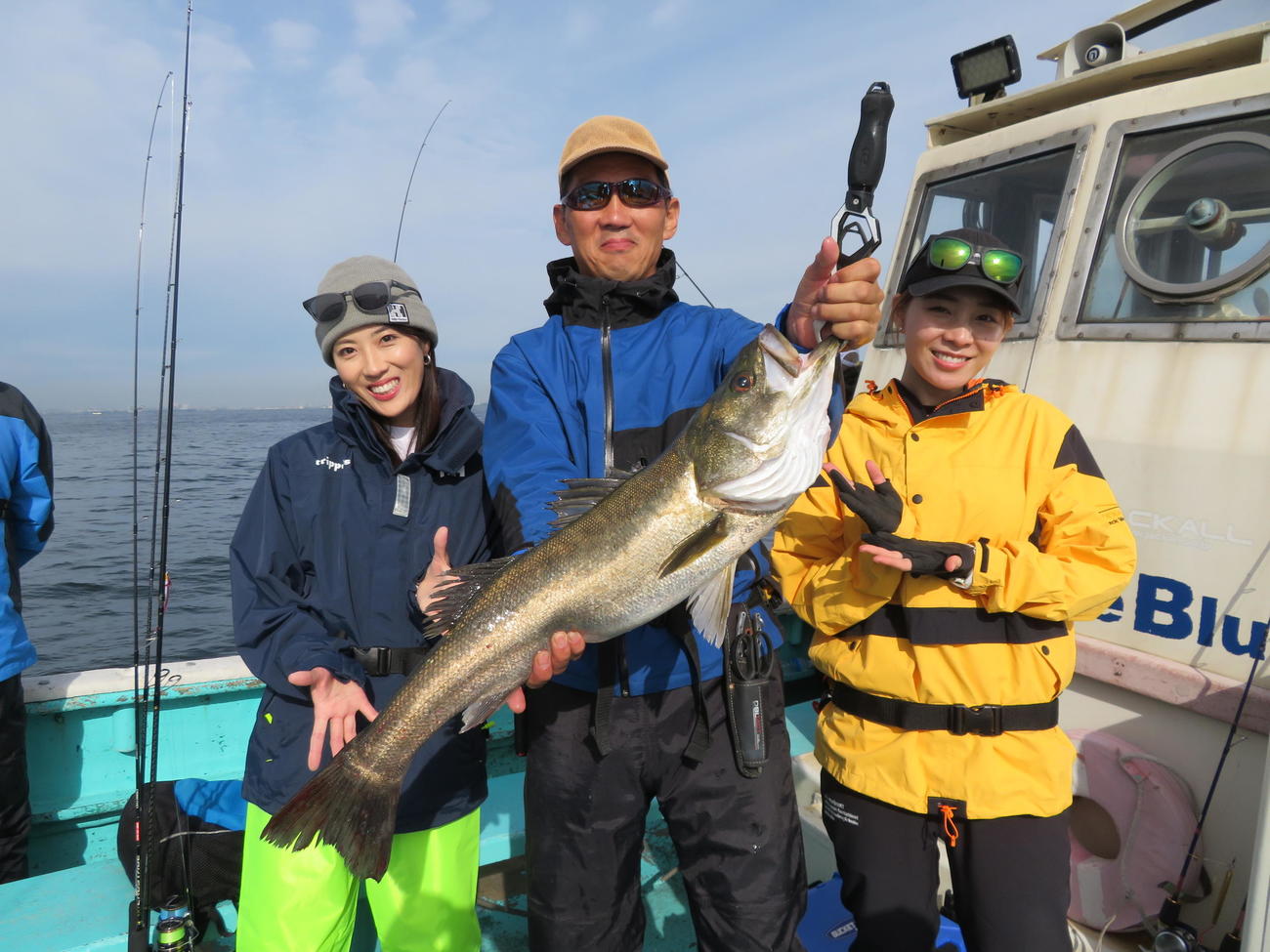 参加者最大79・5センチを釣り上げた下里さん（中央）を祝福するおかまり（左）とつーちゃん