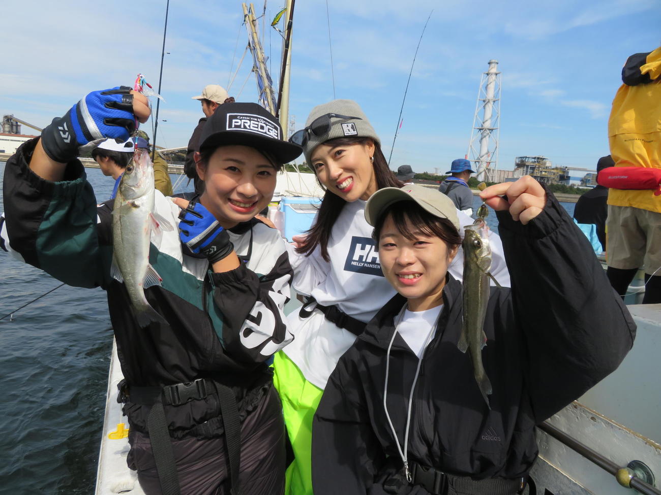 かわいいサイズを釣り上げた石井瑞葉さん（左）と片桐実優さん（右）とおかまり