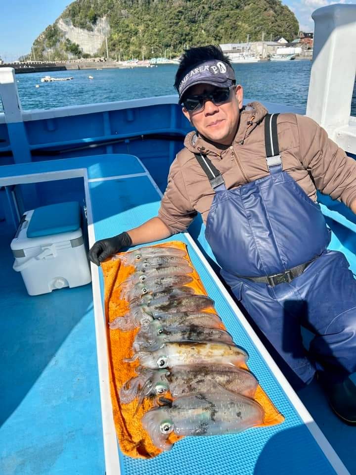今季初出船のティップランアオリでサオ頭獲得の根本哲也さん