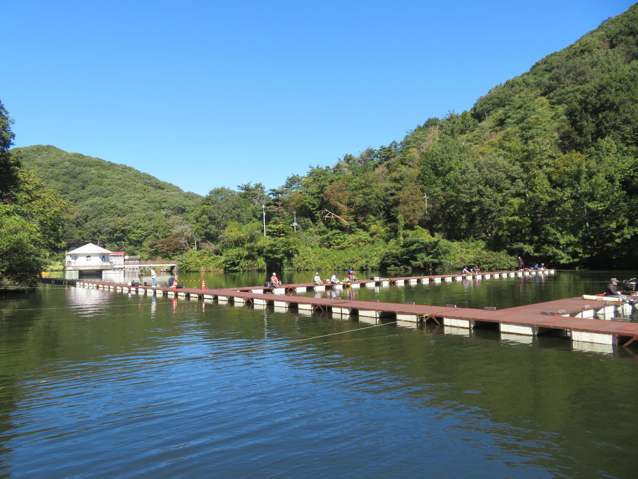 埼玉・寄居町の円良田湖。現在、ワカサギとヘラブナ釣りを楽しめる
