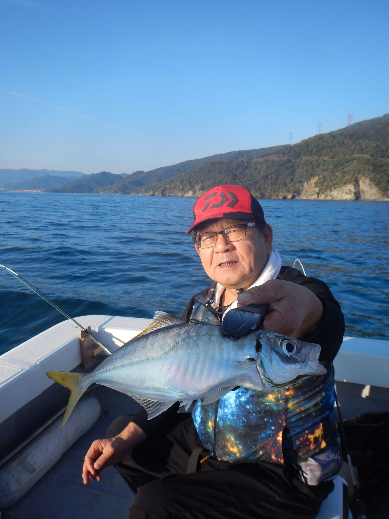良型マアジを釣り上げた田中雅夫さん