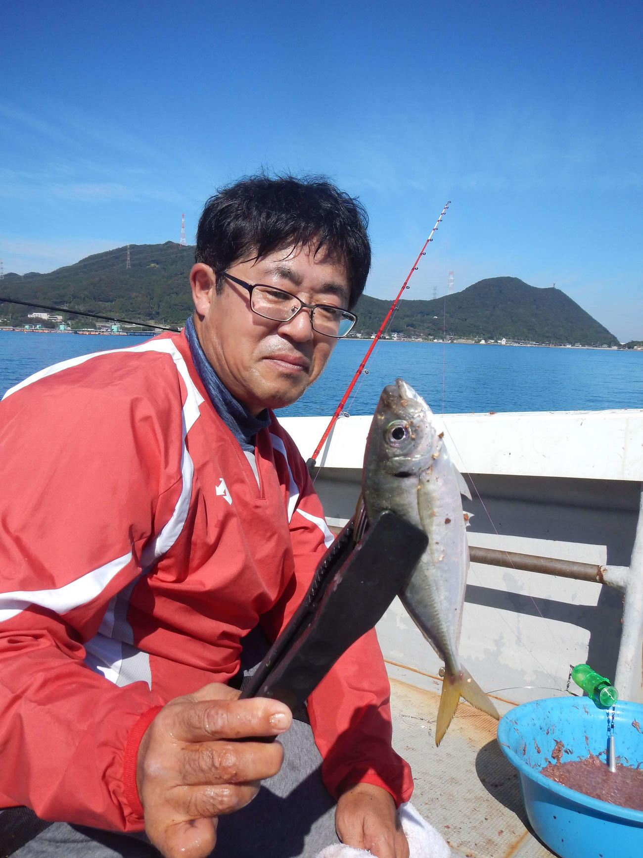 良型マアジを釣り上げた龍澤尚文さん