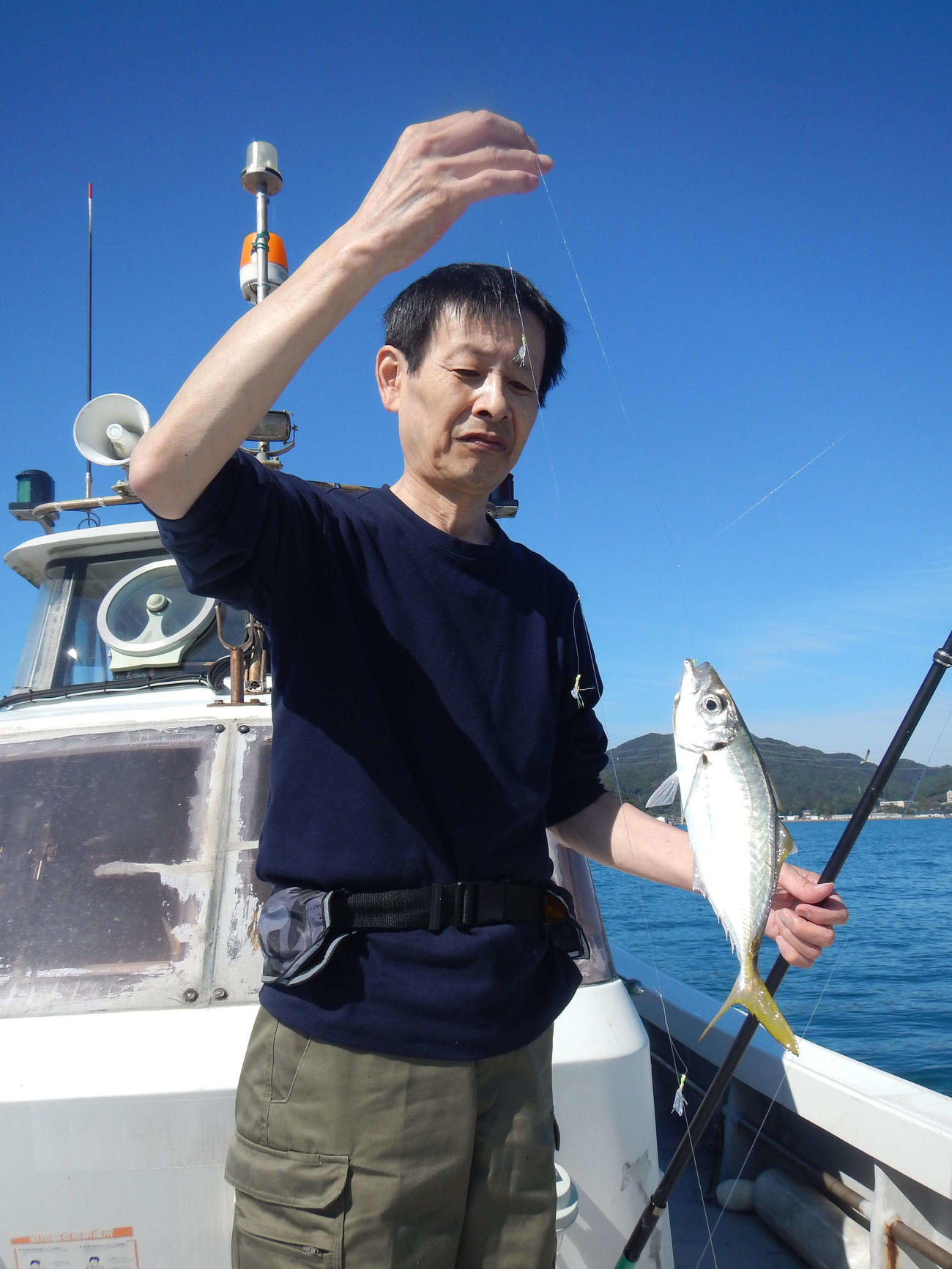 良型マアジを釣り上げた船川喜人さん