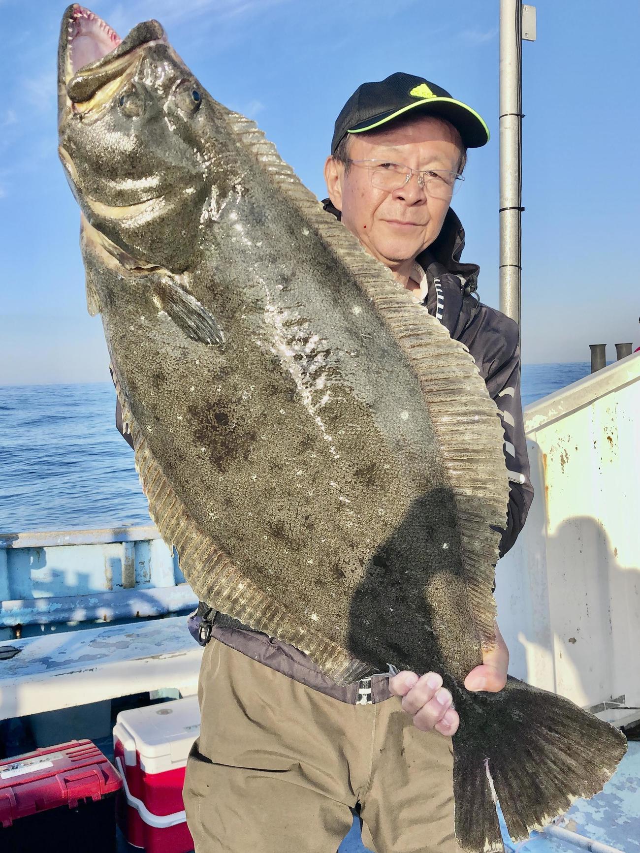大原「力漁丸」の今季最大6・4キロを釣り上げた内山さん