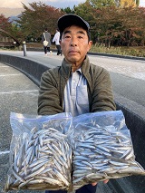 河口湖「ハワイ」で今季初の10束超えを達成した嶋田義夫さん