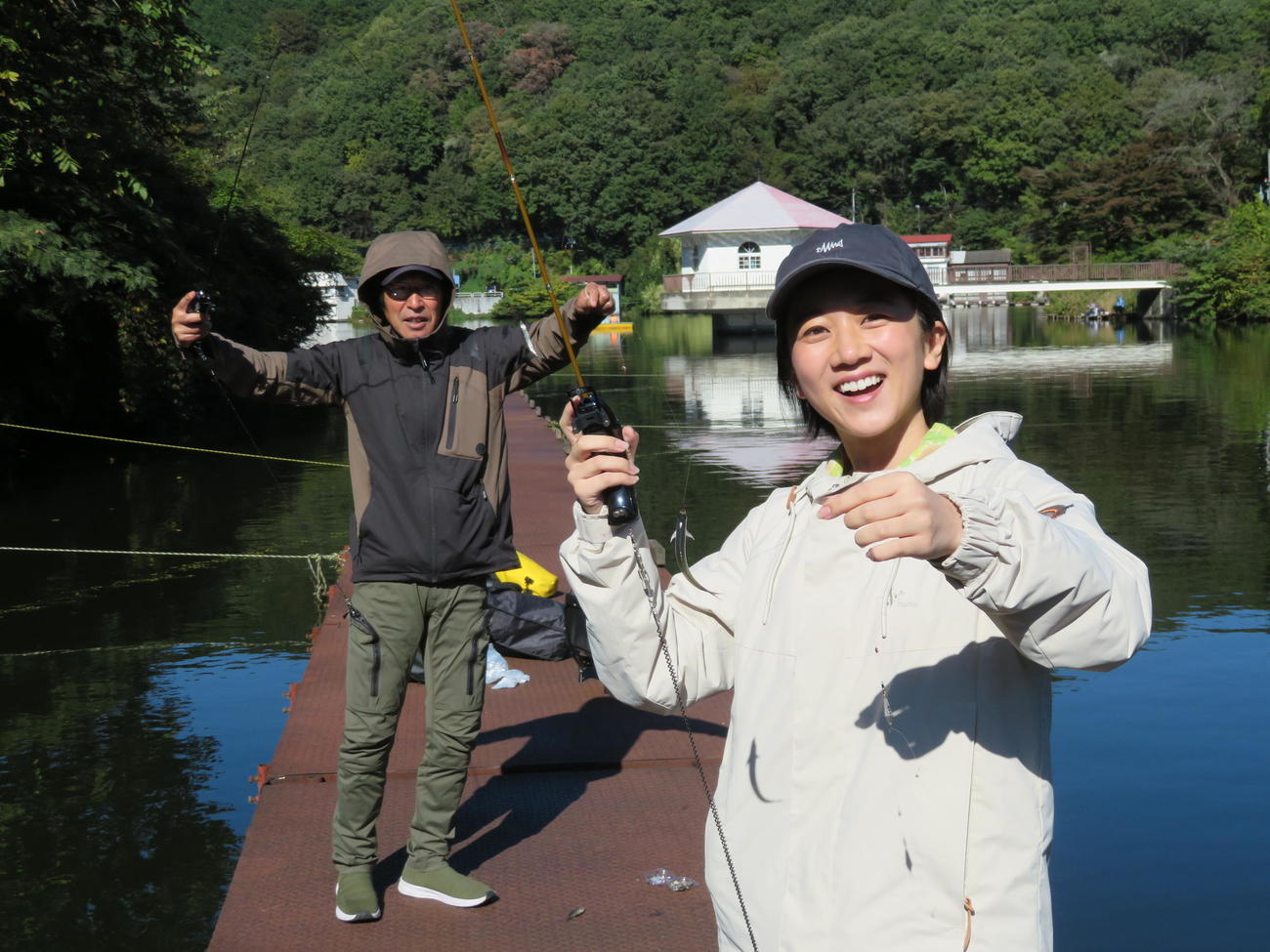 先生役の山田茂さん（左）とダブルヒット