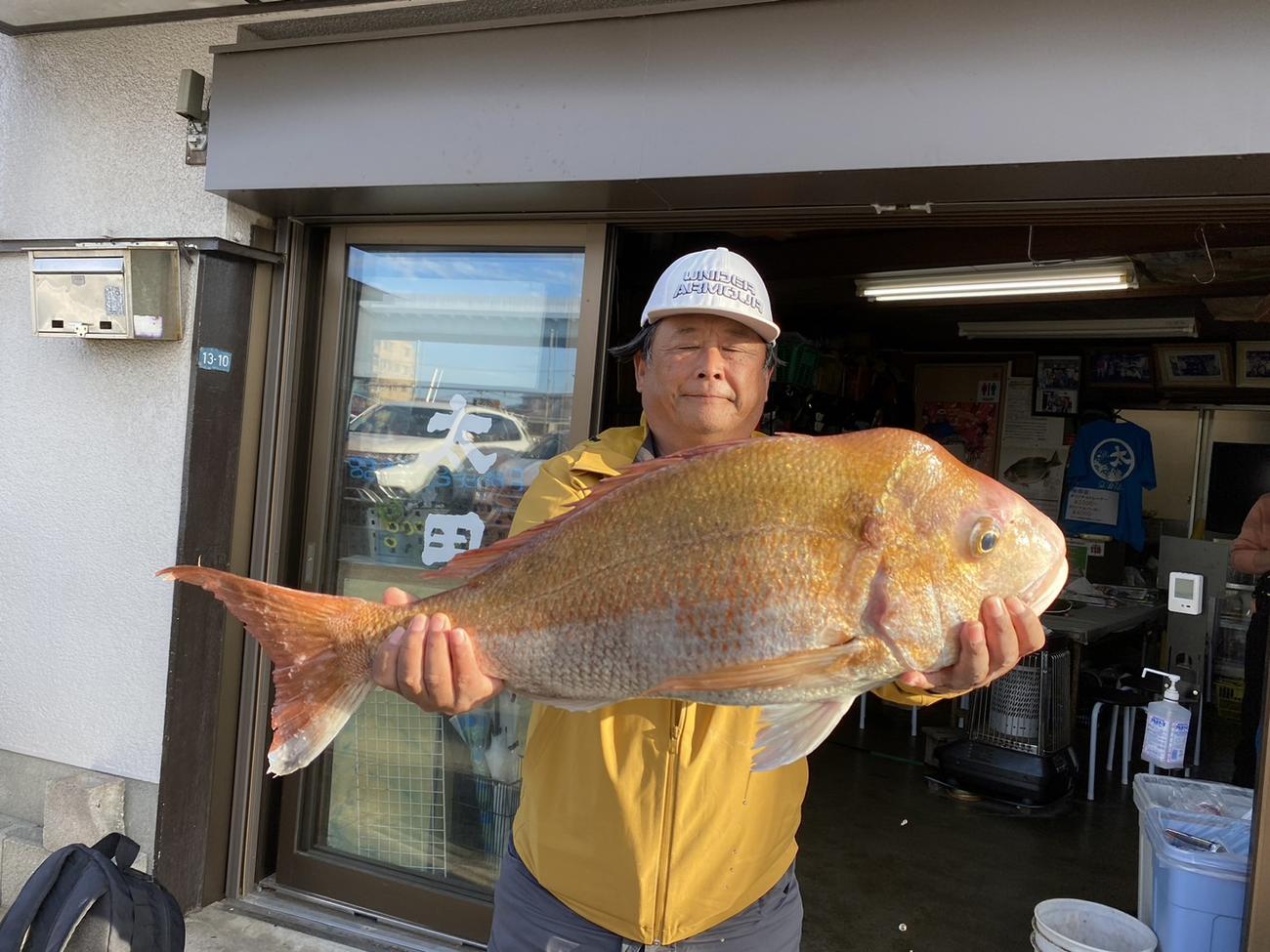 6．3キロの大ダイを釣り上げた常連の吉岡一則さん