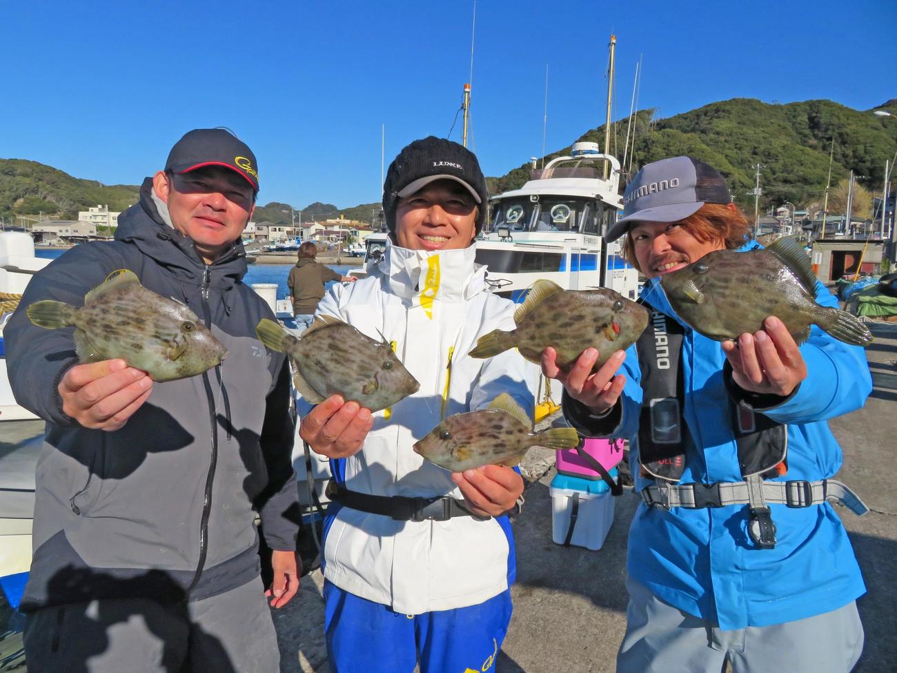 カワハギスキル向上委員会の左から大下晶弘さん、田中義博さん、加賀谷匠さん