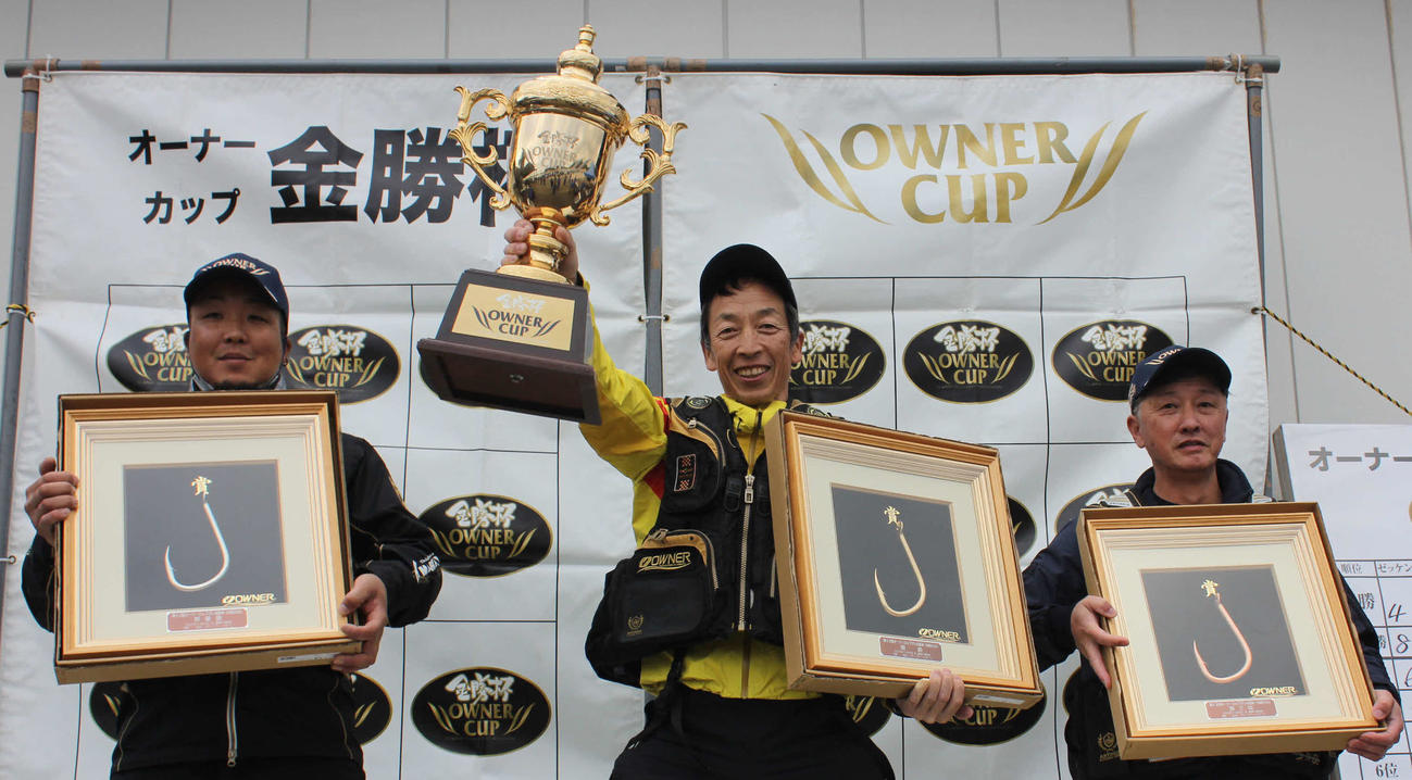 優勝した美濃さん（中央）、2位の今村さん（左）、3位の西谷さん