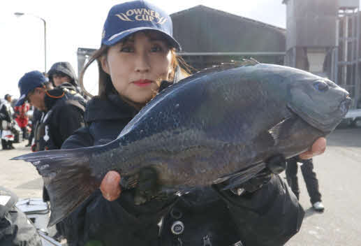 坂東選手が釣った40センチのグレ