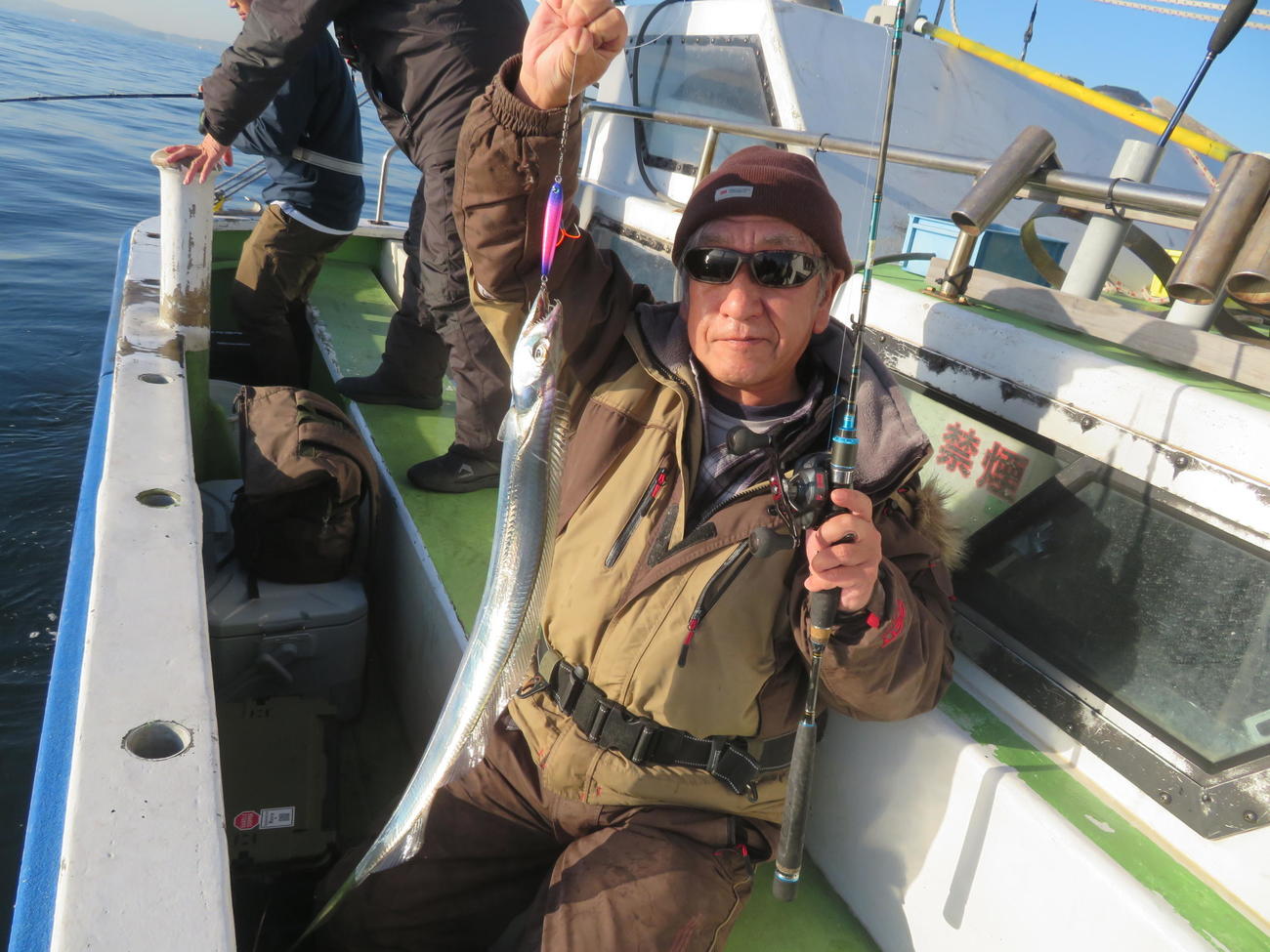 船中1匹目を釣り上げた上條雅樹さん
