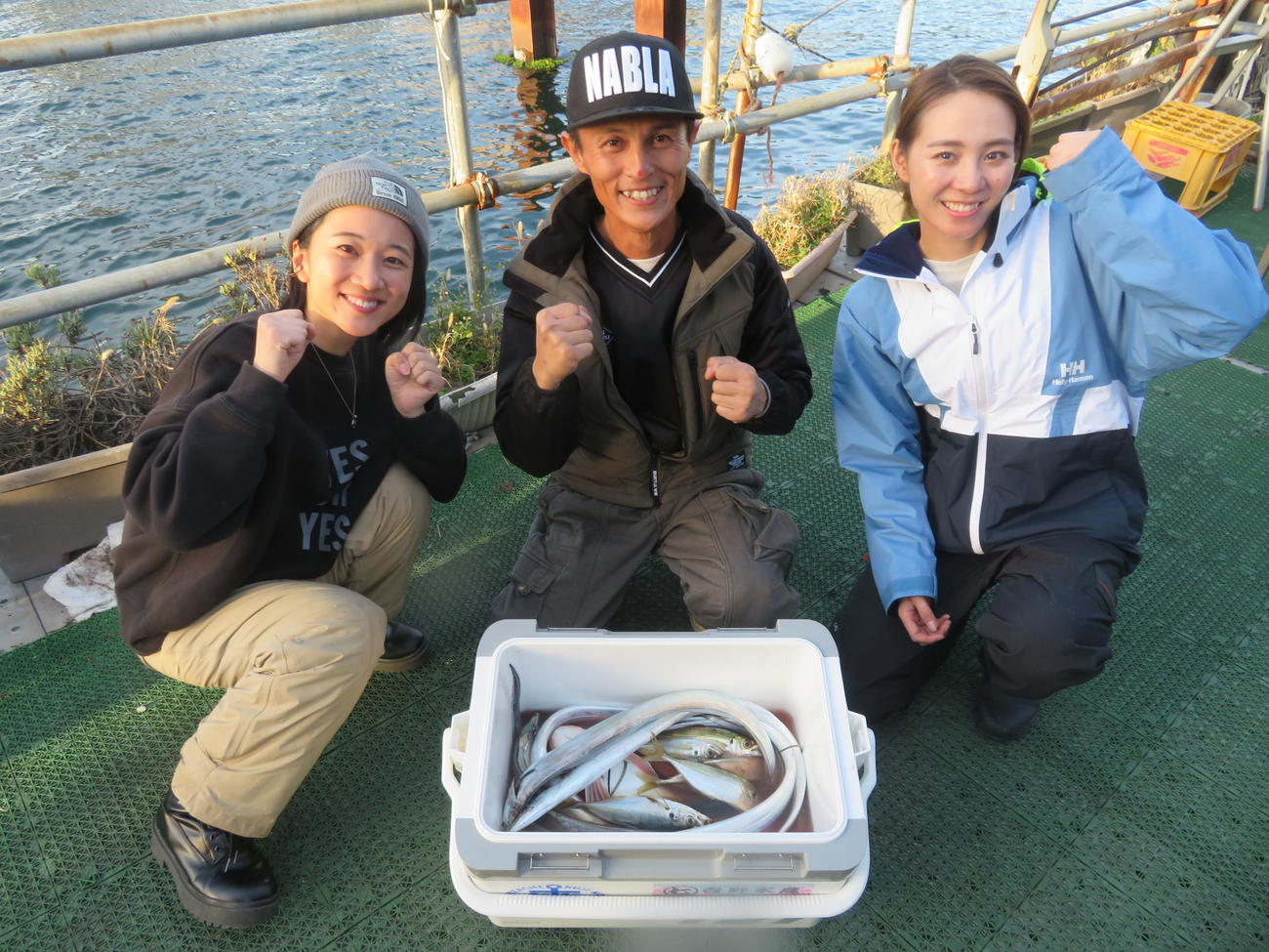 最大＆サオ頭を獲得した濱田和彦さん（中央）を祝福するリーダー（左）とつーちゃん