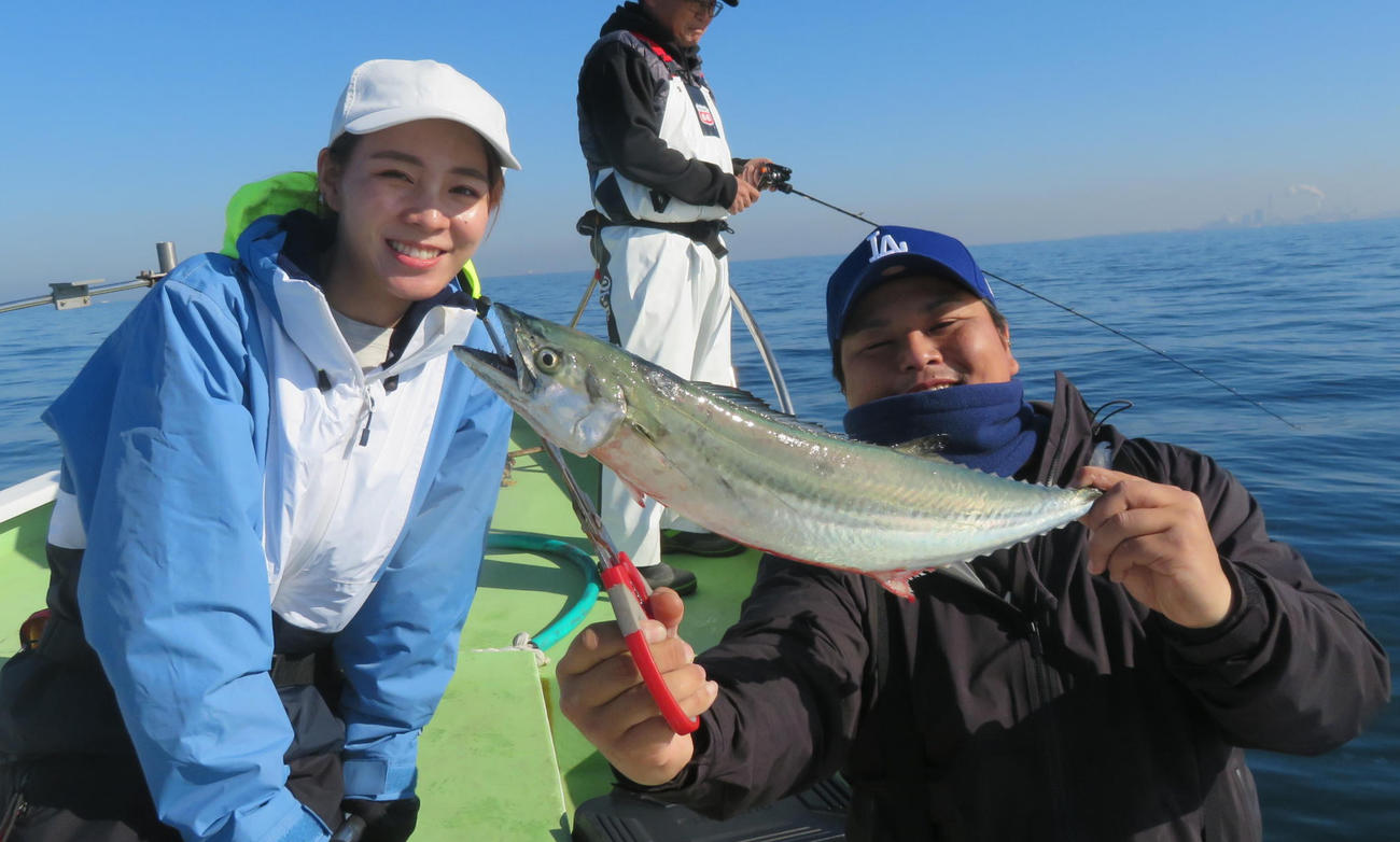 サワラゲットの安倍佑大さん（右）に美味しそうと迫るつーちゃん