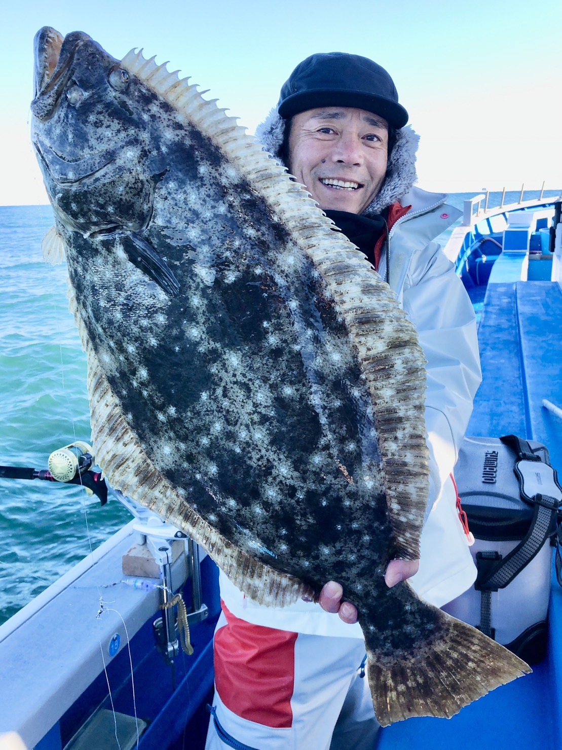 大原「力漁丸」で22日、4・4キロのヒラメを釣り上げた丸山さん