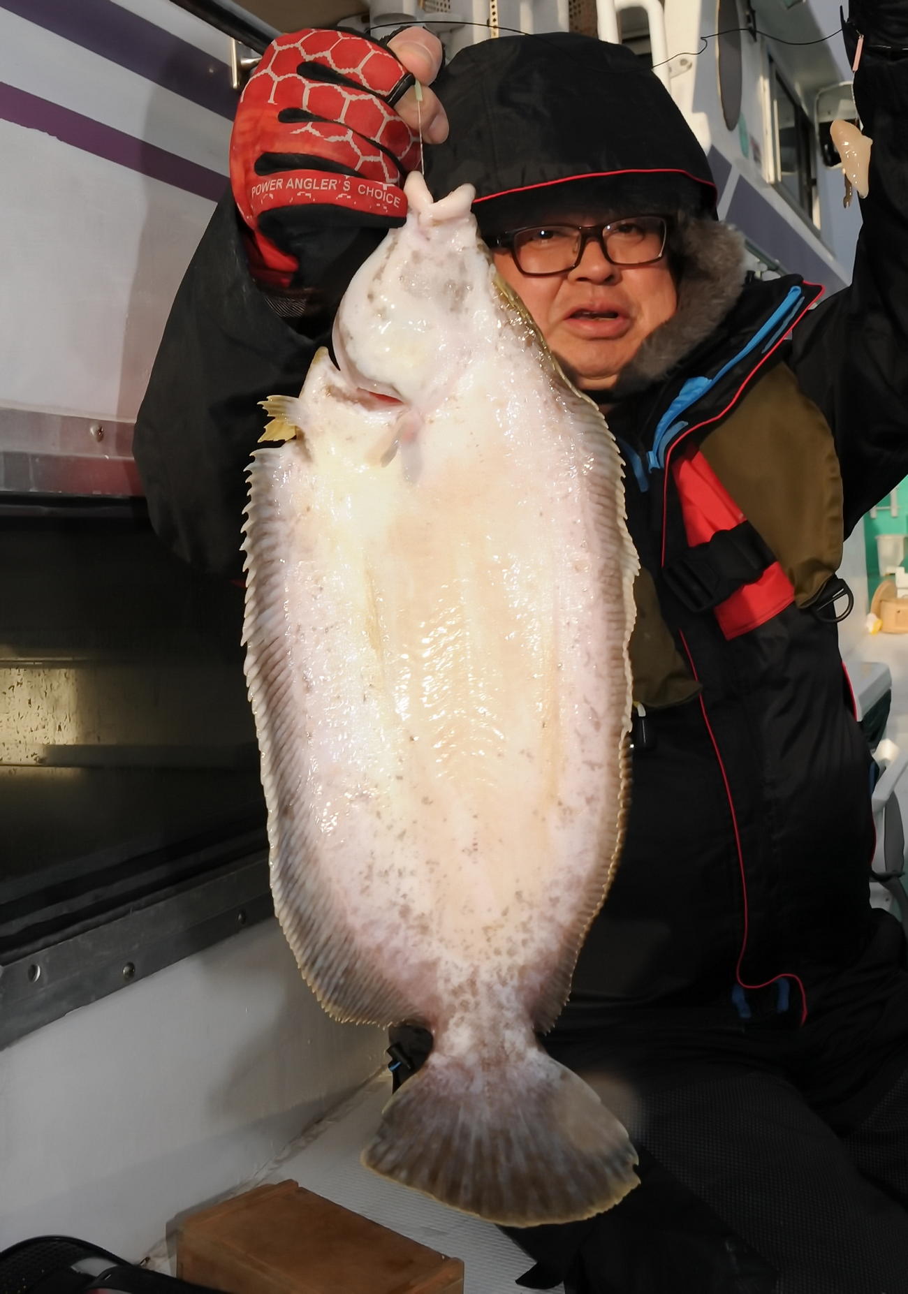 野村雅彦さんは、右舷中間で50センチ超の良型ナメタをゲット