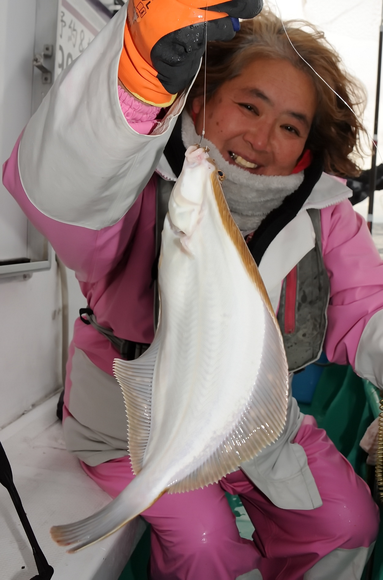 佐藤船長の助手役で乗船した紅一点の裕美夫人も良型マコガレイをヒット