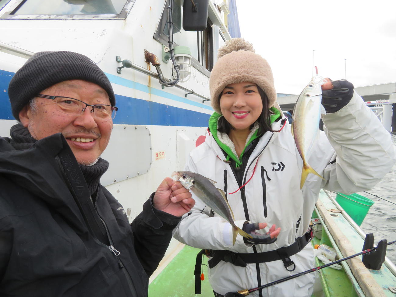初釣りに挑戦した木村尚氏（左）と出光仁美。良型のアジゲットに笑みがこぼれた