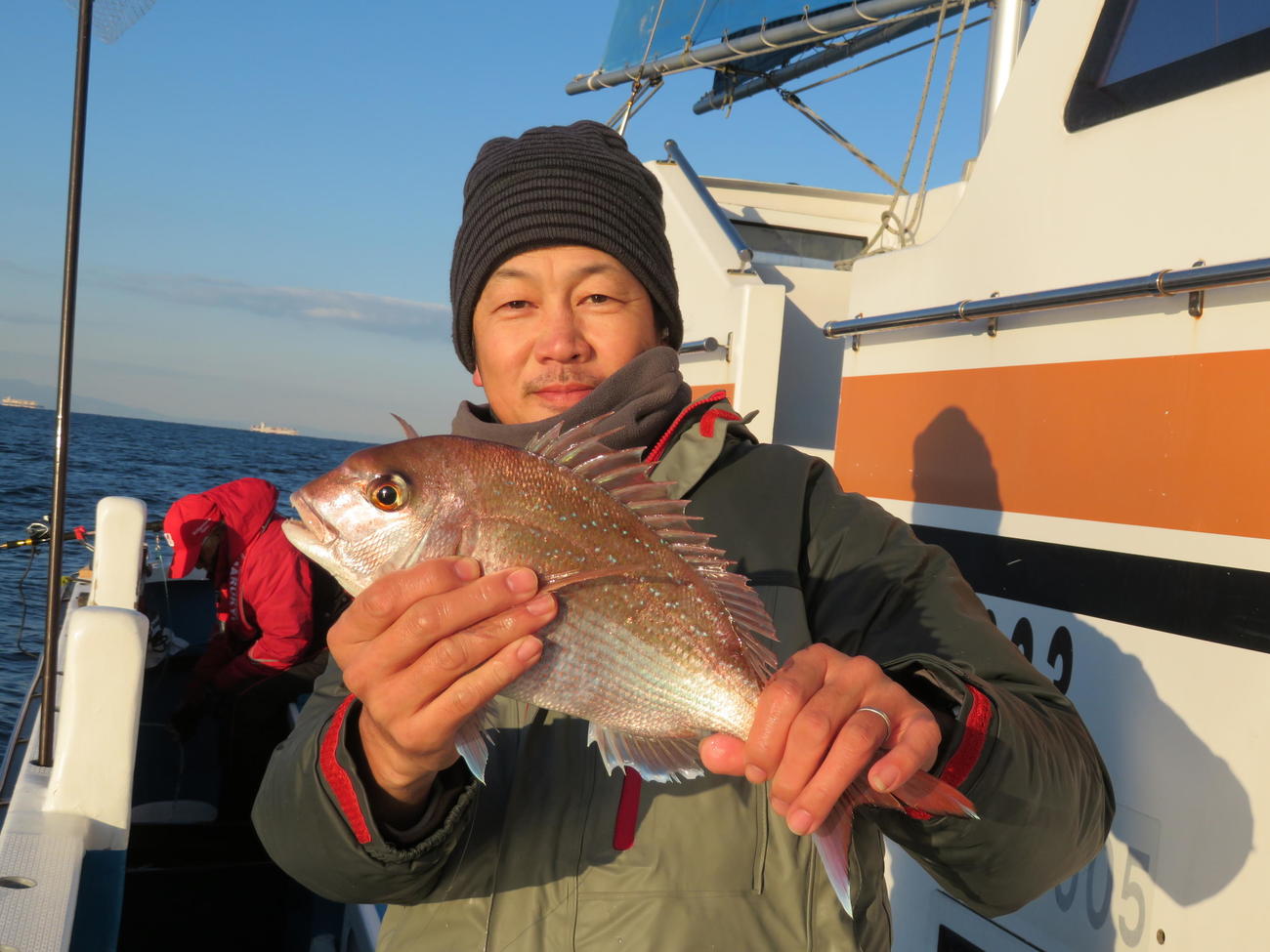 本命を釣り上げたアニキの釣り友エージくん