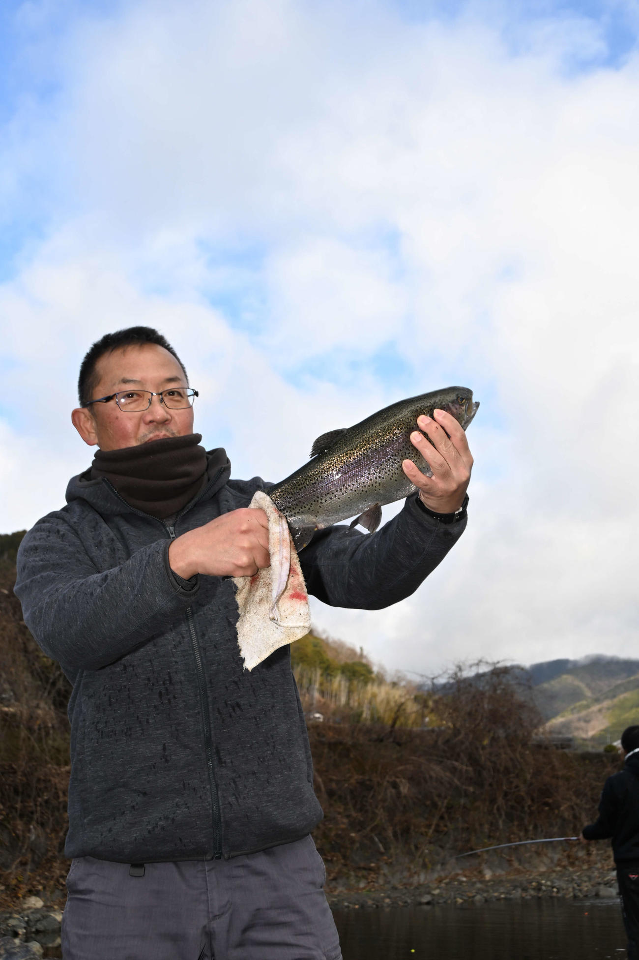 お腹ぽってりの45センチのニジマスを仕留めた中川靖夫さん
