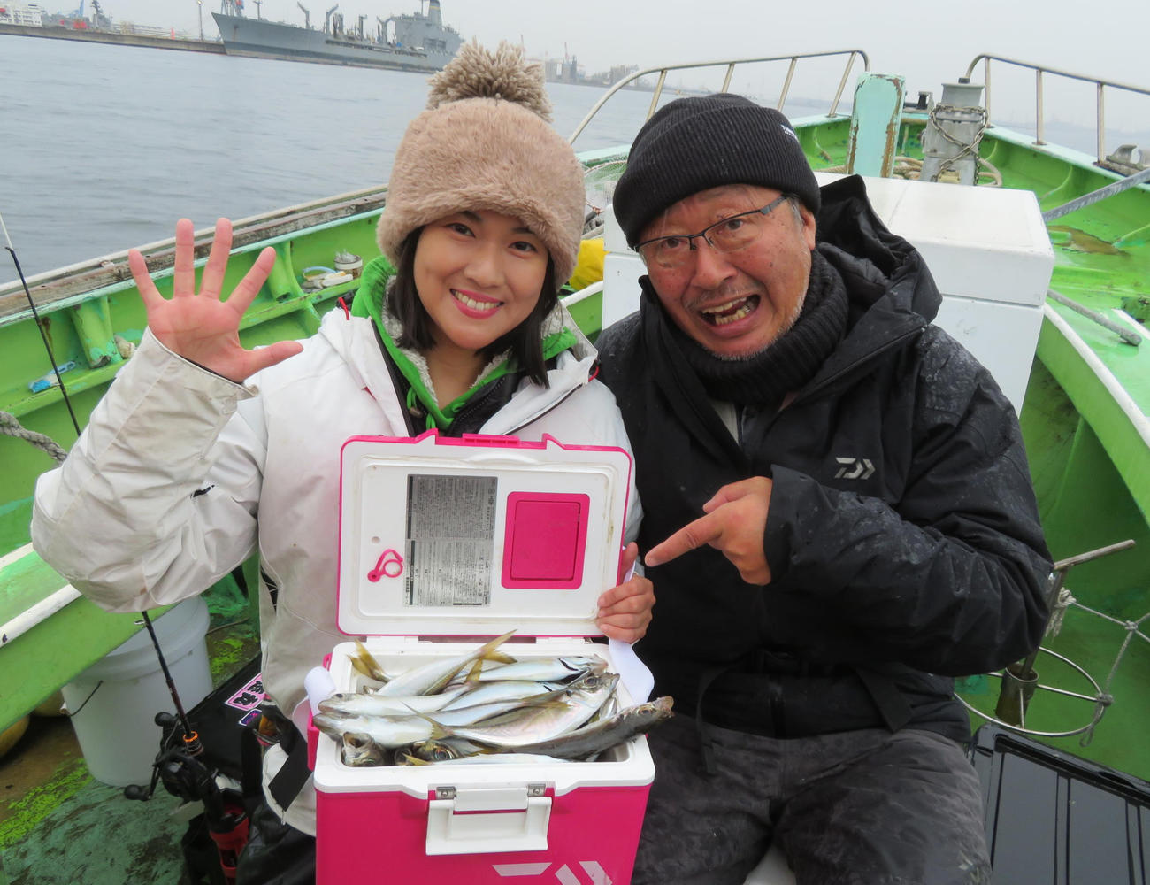 アジ釣りに挑んだ出光仁美（左）と木村尚氏