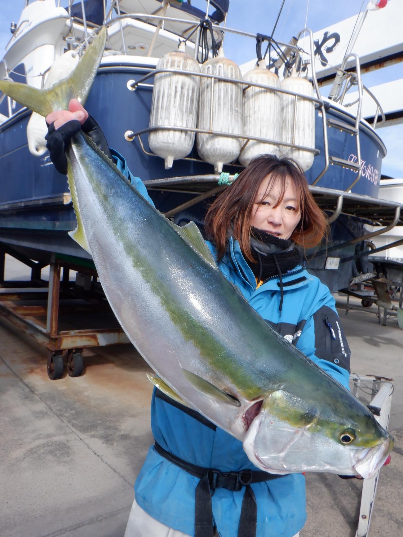 昨年の年間チャンピオン田宮友美さんがワラサ7・5キロゲット
