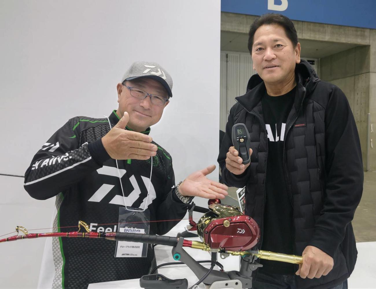 ダイワの新電動リールを説明する田渕雅生テスター（左）。大魔神も大絶賛！！