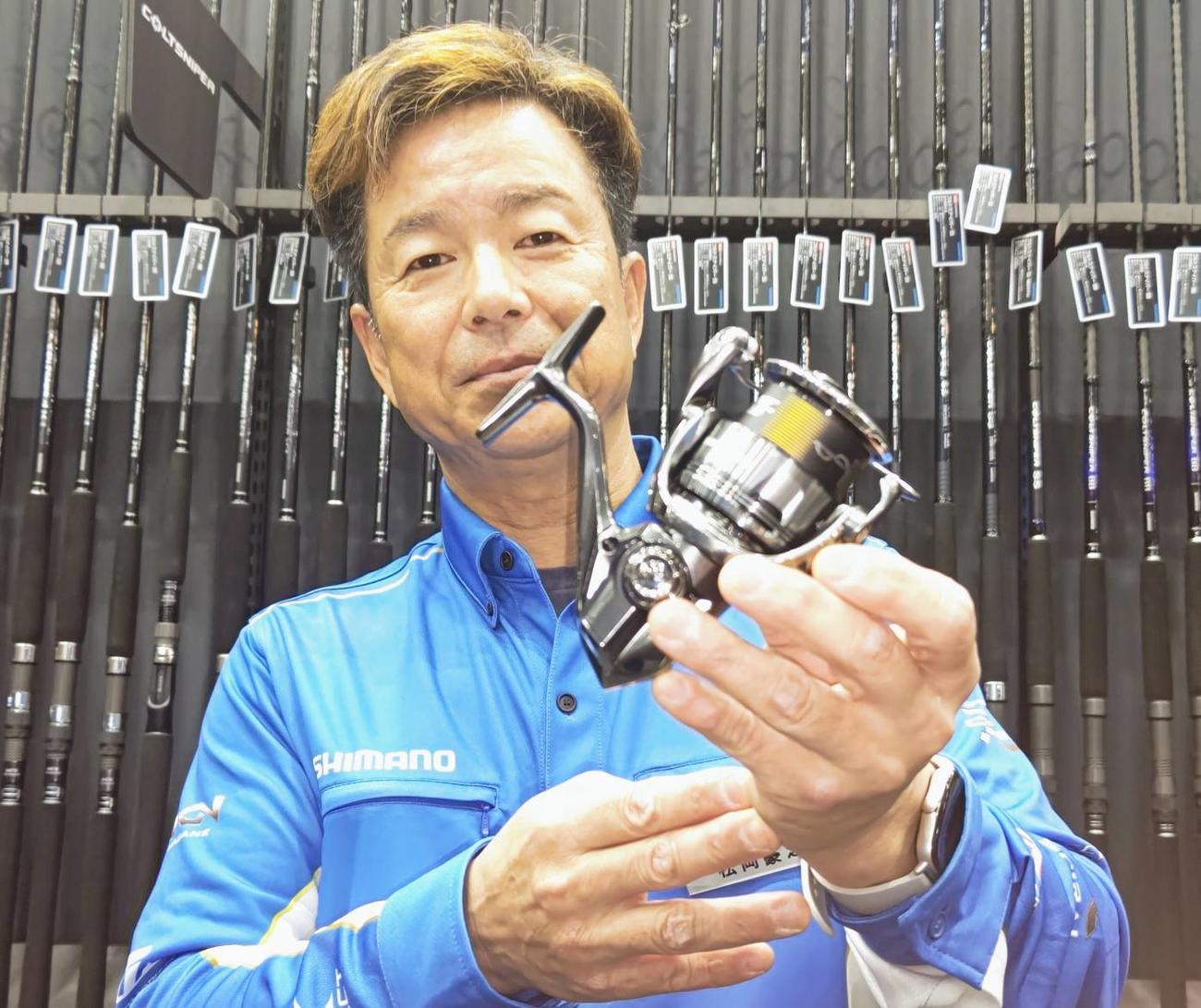 シマノの新ツインパワーを解説する松岡豪之インストラクター