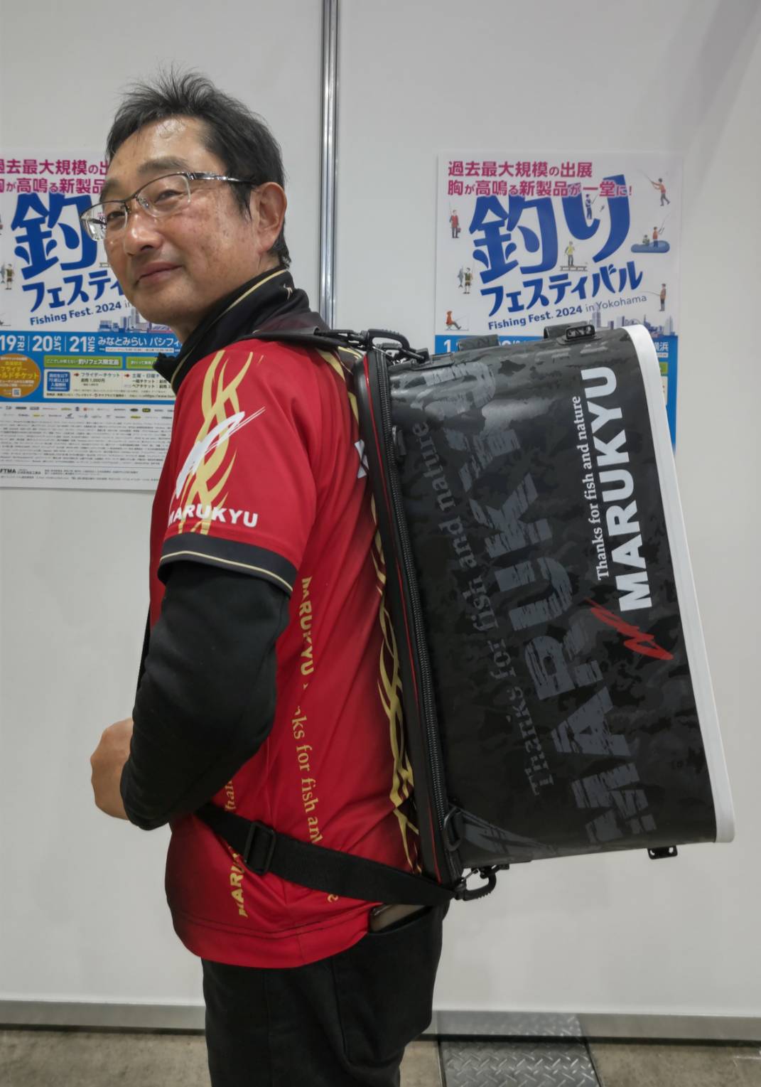 新製品「ドライバック」をPRする林賢治インストラクター