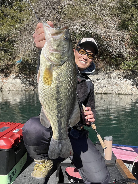 相模湖「柴田」で27日に上がった50センチのブラックバス。釣り人は大野春人さん