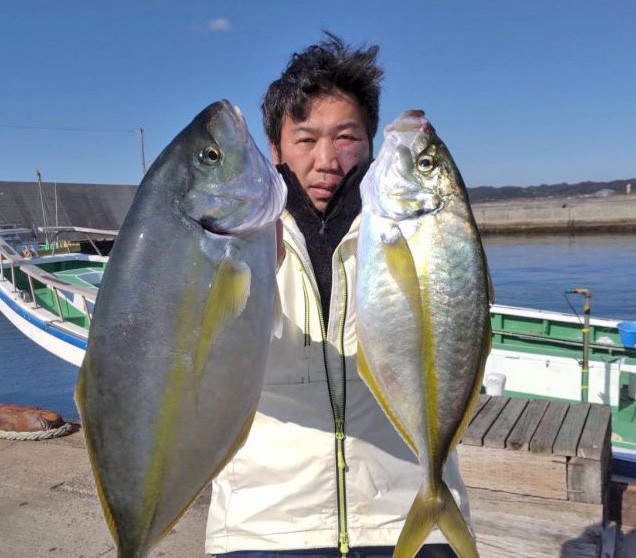 相浜「松丸」で上がった2・6キロのシマアジ（左）釣り人は山崎さん