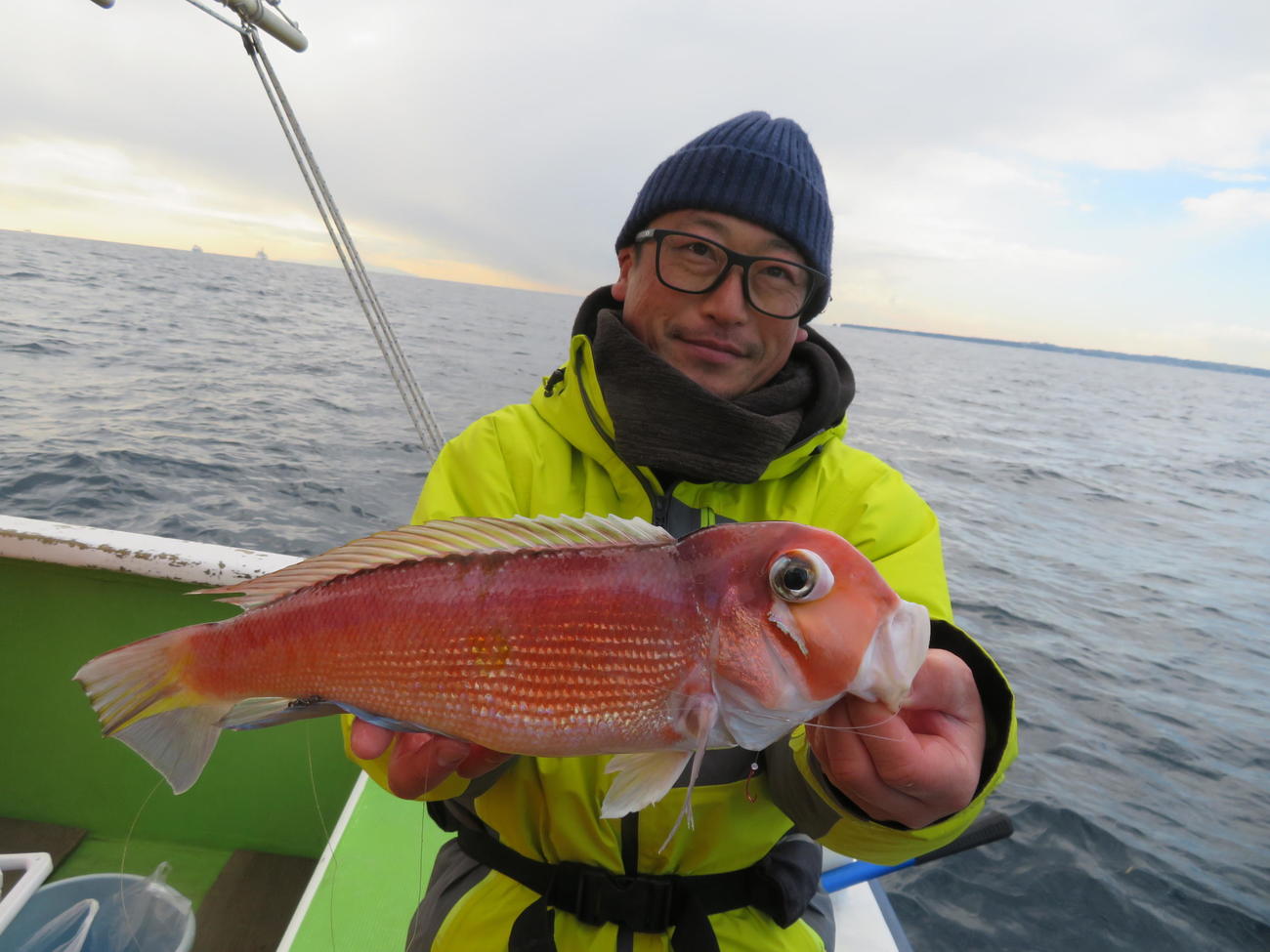 38センチのアマダイを釣り上げた関辰也さん