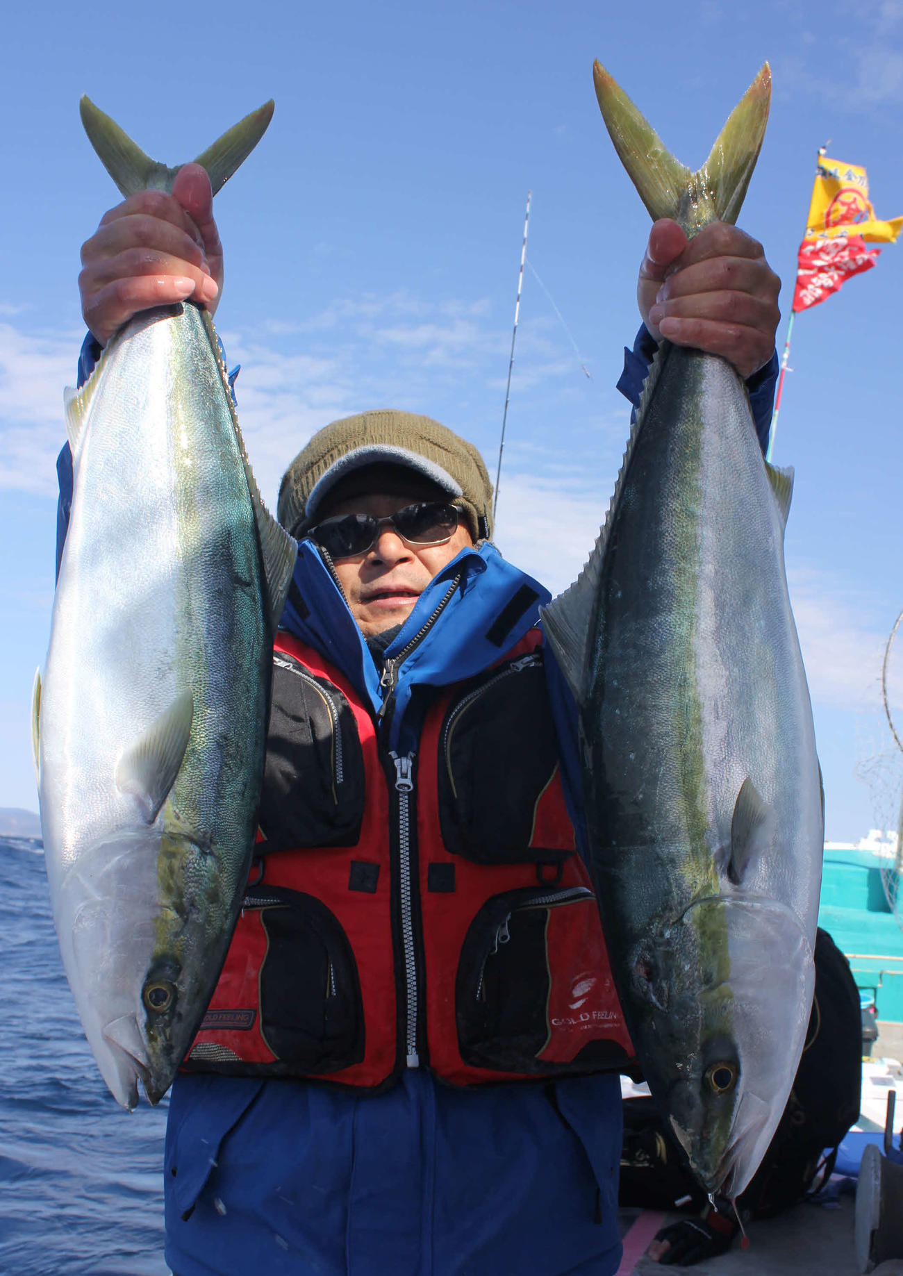 星川さんが魚探でベイトの群れを探りながら仕留めた72、77センチのメジロ