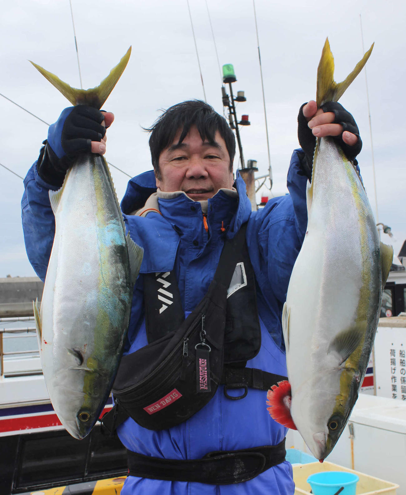 玉木さんが釣り上げた70センチのメジロ2匹