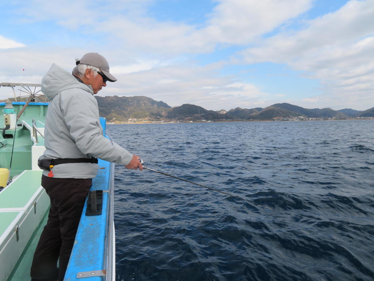 カワハギ釣りに集中する宮本氏