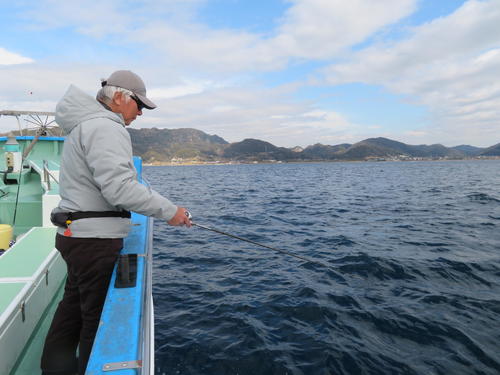 カワハギ釣りに集中する宮本氏