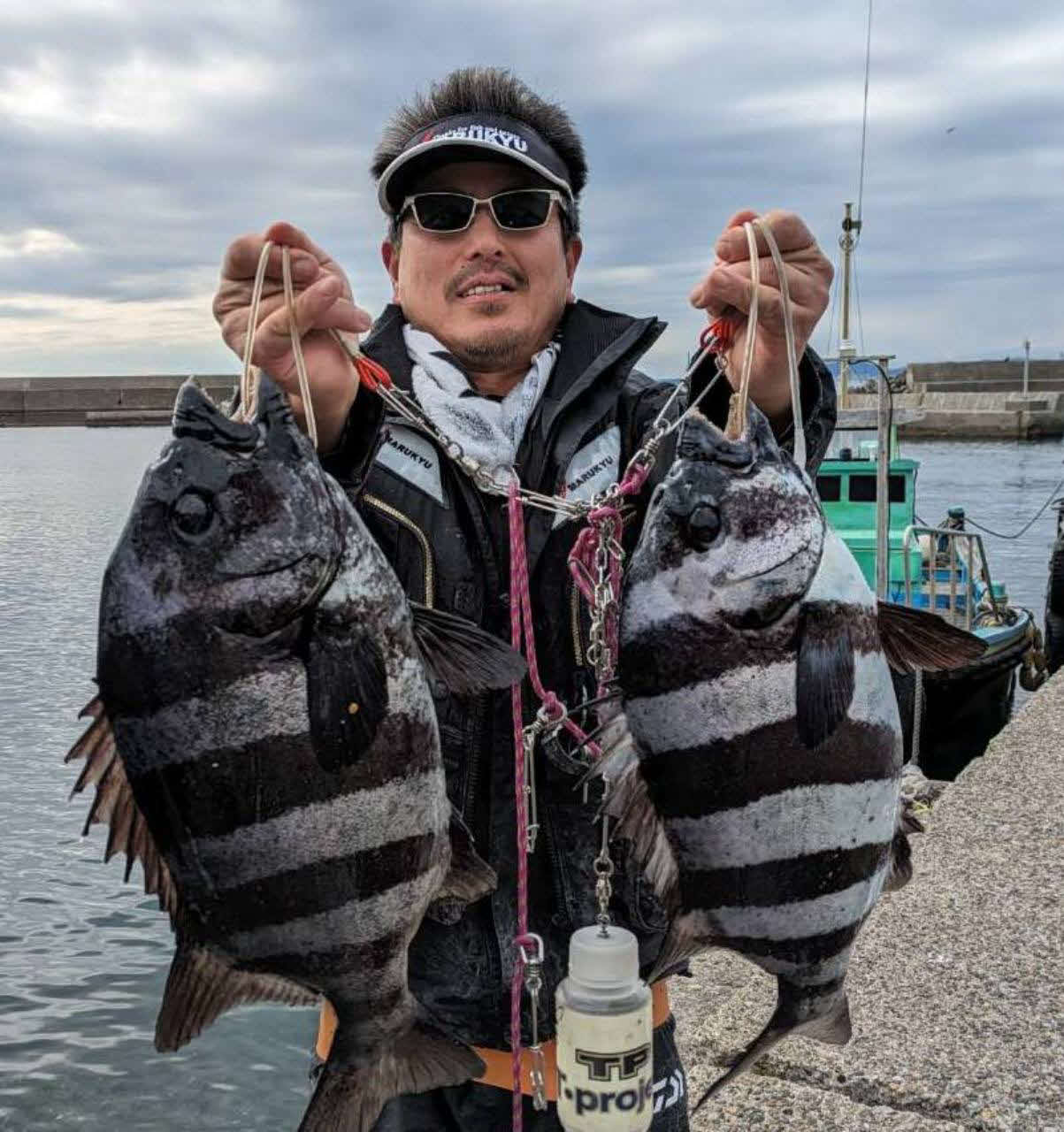 金谷「岡澤」53・5＆51センチイシダイ上がる。釣り人は白石英一さん