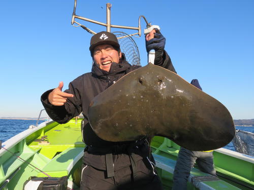 アマダイ釣りに挑んだ紘毅だったが、この日はゲスト祭り。最後にはエイを釣り上げた