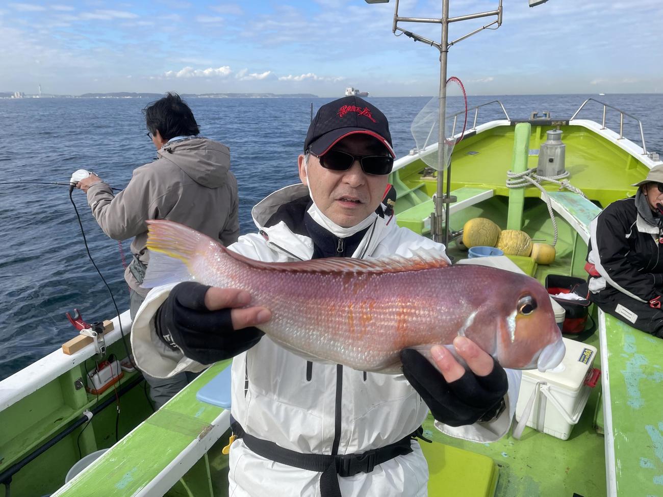 今日、本紙釣り特集面掲載の野島「村本海事」BakuBaku「はなれ」号で上がった52センチのデカアマダイ