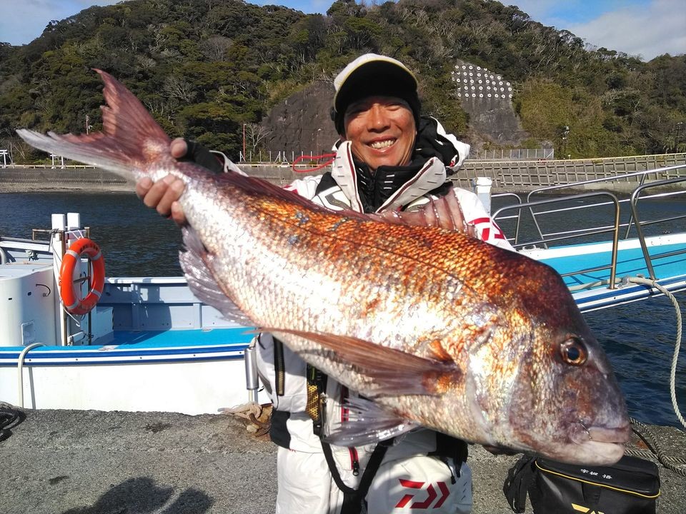石廊崎「橋本屋」で、メジナ狙いのゲストに7キロ超のデカマダイが顔見せ