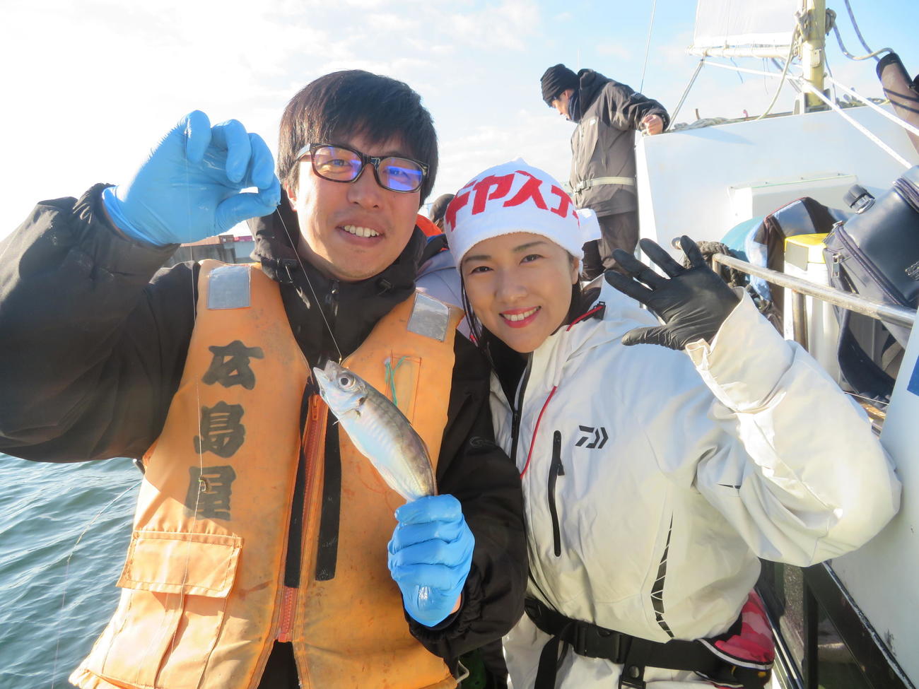 3度目の挑戦でついに魚を掛けた佐藤裕仁さん（左）は出光仁美と記念撮影