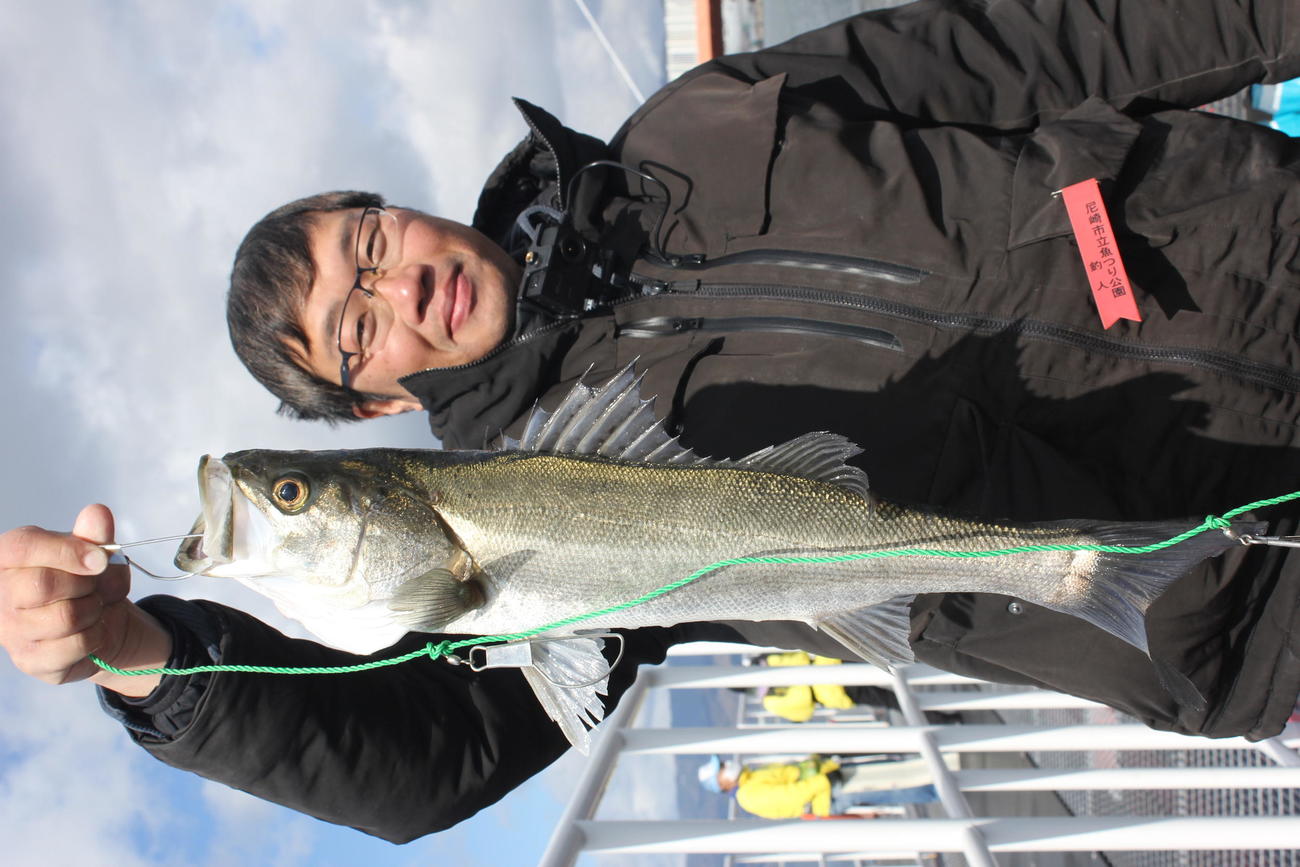 中澤さんが釣った61センチのスズキ
