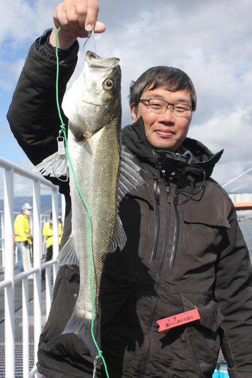 中澤さんが釣った61センチのスズキ