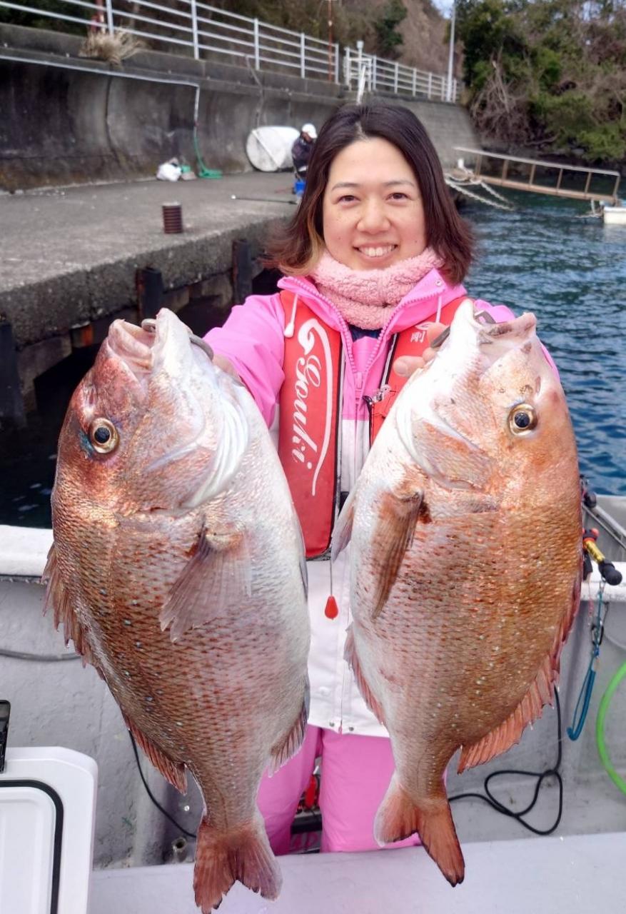 久料「魚磯丸」で良型のマダイゲットに笑顔