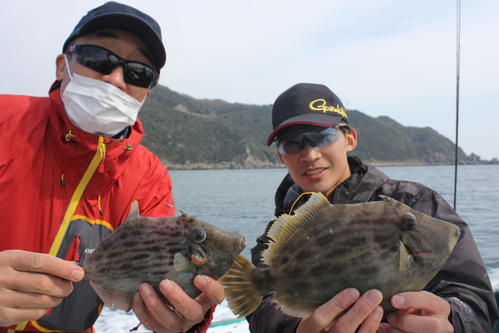 25センチのカワハギを手にする鶴田慎一さんと、28．5センチのカワハギを釣った息子の皓己さん
