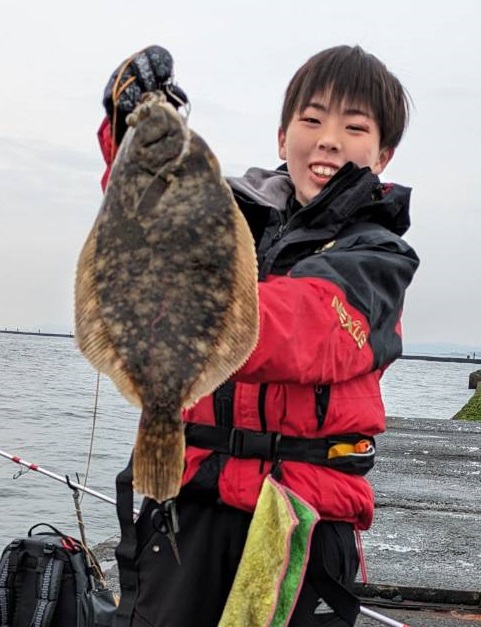 野島「村本海事」のドック先で釣れた45・5センチのマコガレイ