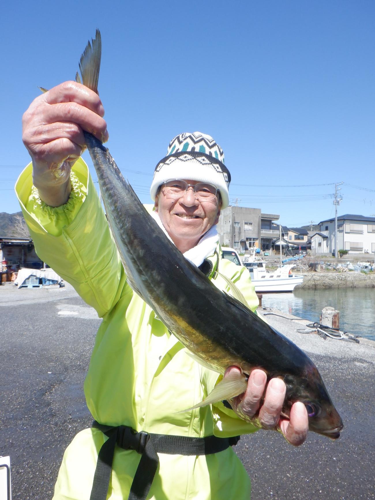 保田「村井丸」では52センチの“テラ”アジ浮上