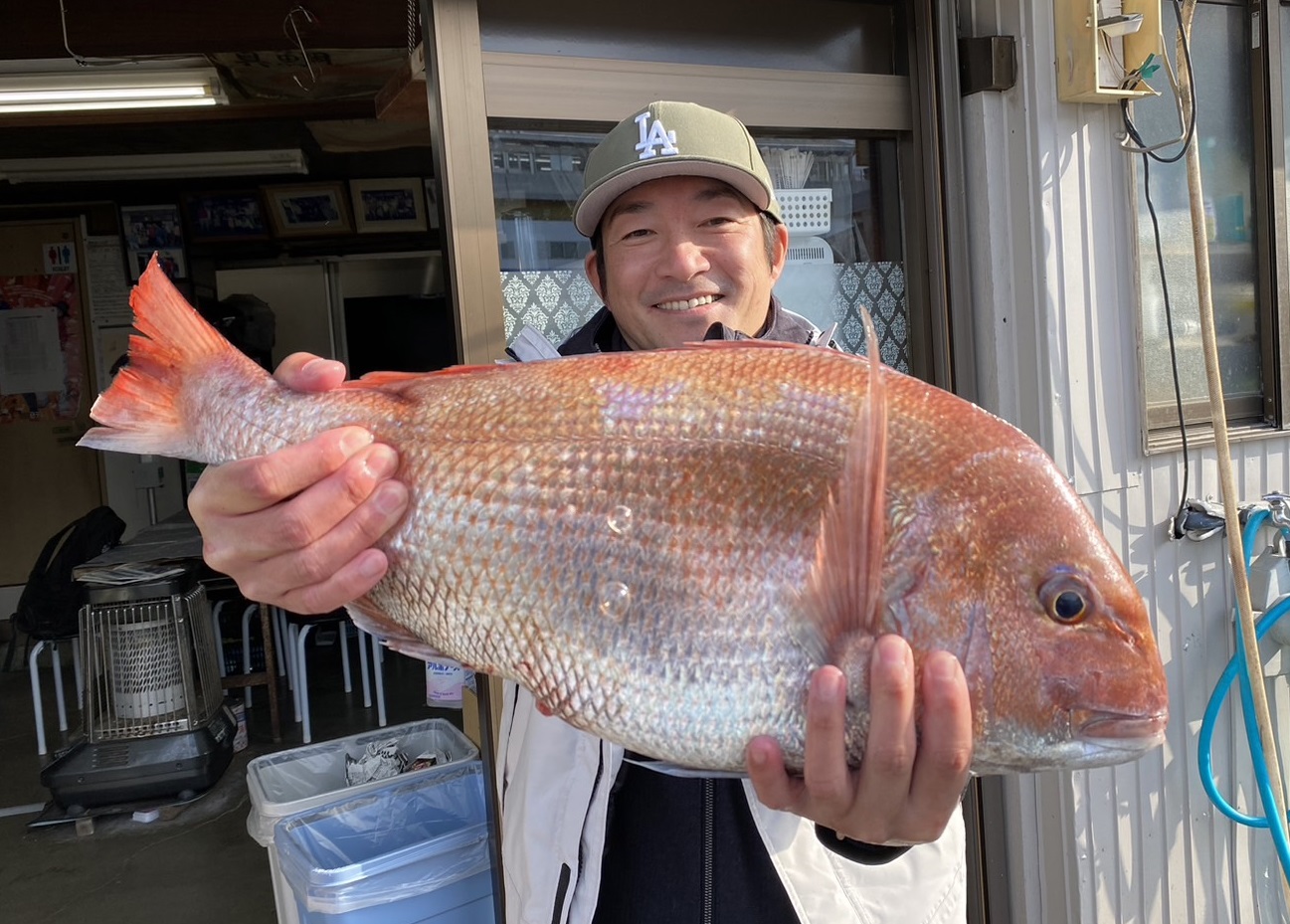 八景「太田屋」スポット出船のタイラバで上がった3・5キロマダイ。釣り人は内田さん
